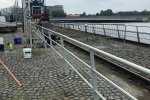 Neues Geländer vor Arkaden am Hafenbecken
